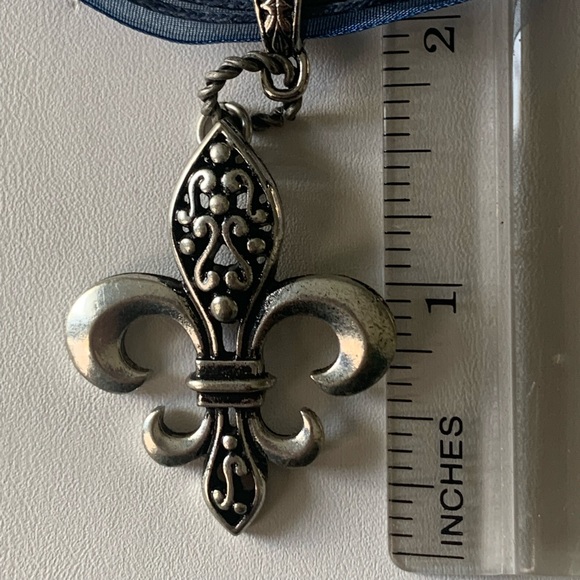 Necklace fleur de Lis - Picture 6 of 7